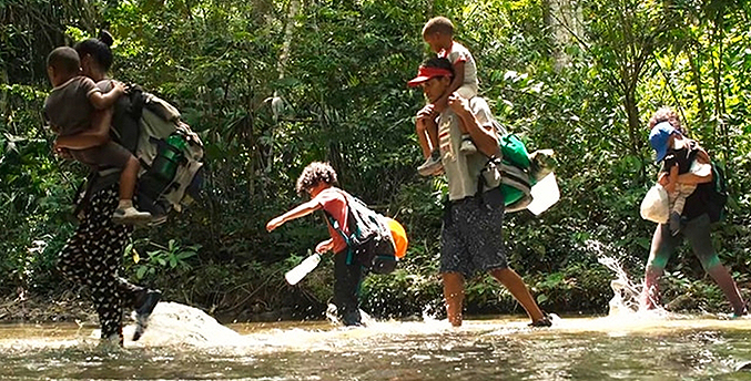 Más de 40 mil niños cruzaron este año la selva del Darién