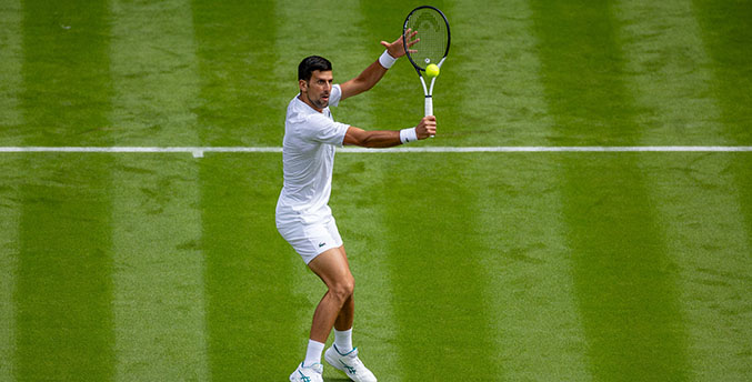 Novak Djokovic empezó con victoria la defensa de su corona