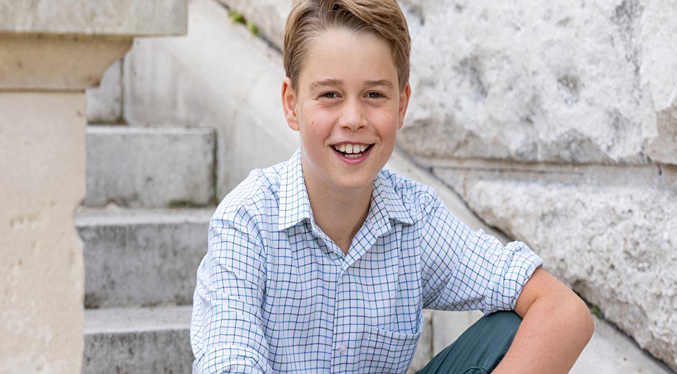 El príncipe Jorge posa sonriente para celebrar su décimo cumpleaños