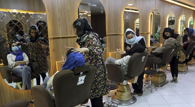 Prohíben los salones de belleza para mujeres en Afganistán