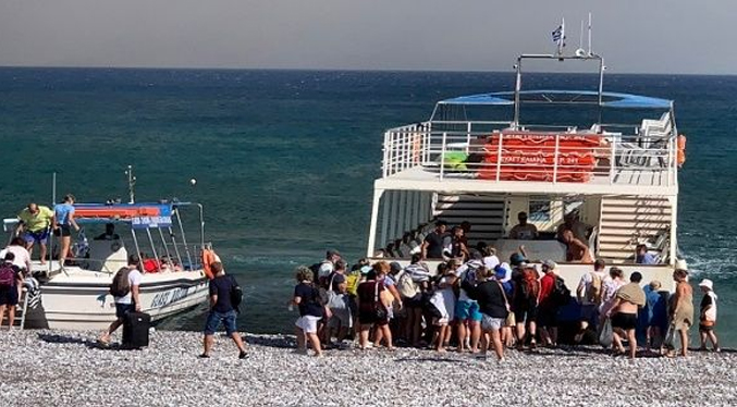 Evacuan miles de turistas por incendio en la isla griega de Rodas
