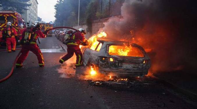 Fiesta nacional francesa termina con 96 detenidos y 255 automoviles quemados