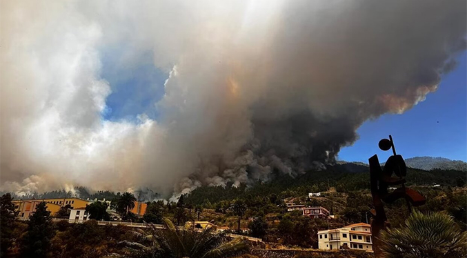 Incedio forestal obliga al desalojo a 500 personas en Canarias