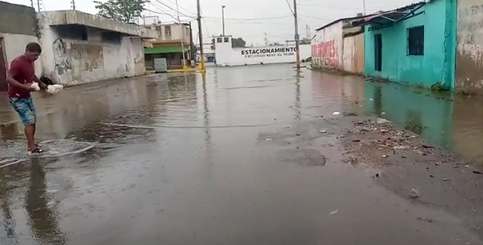 Paso de onda tropical afecta viviendas en el estado Sucre