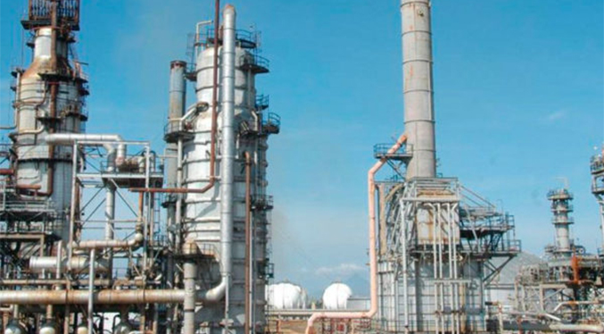 PDVSA reinicia craqueador catalítico de la refinería de Amuay para producir combustible