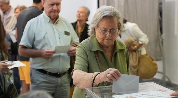España celebra elecciones generales en las que elegirá al presidente del Gobierno
