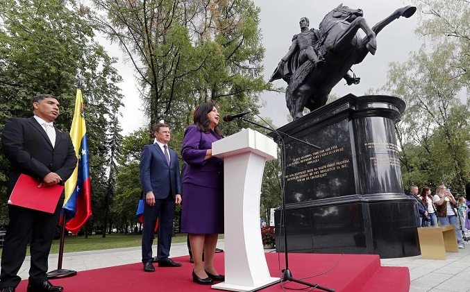 Inauguran una estatua ecuestre de Bolívar en Rusia