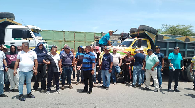 Conductores de camiones volteo cierran acceso a la planta de asfaltado en Bachaquero (VIDEO)