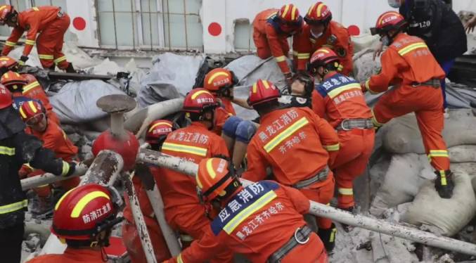 Desplome del techo de un centro deportivo escolar en China deja 11 muertos