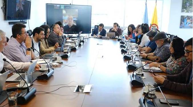 Gobierno colombiano y el ELN firman los protocolos de cese al fuego y participación