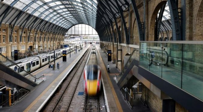 Nueva jornada de huelga paraliza servicio de trenes en Reino Unido