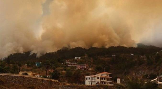 El incendio de Canarias avanza sin control sobre 4.500 hectáreas, con 2.000 evacuados