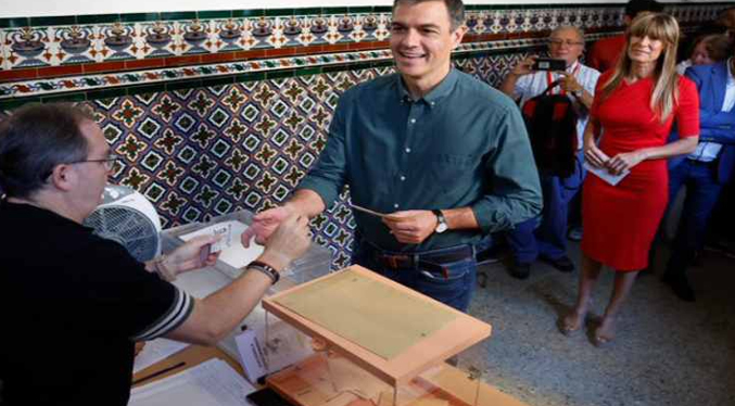 Sánchez ejerce el voto en medio de abucheo: Hizo un llamado a la participación histórica