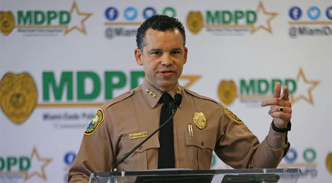 Jefe de policía de Miami se autolesiona después de renunciar