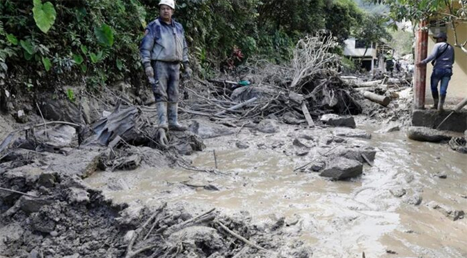 Petro habilita puente aéreo para atender deslave en Villavicencio