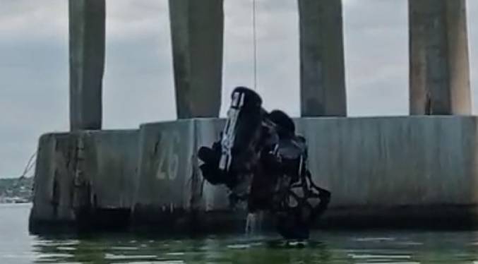 Recuperan el vehículo que se desplomó al Lago de Maracaibo desde el puente Rafael Urdaneta (Video)