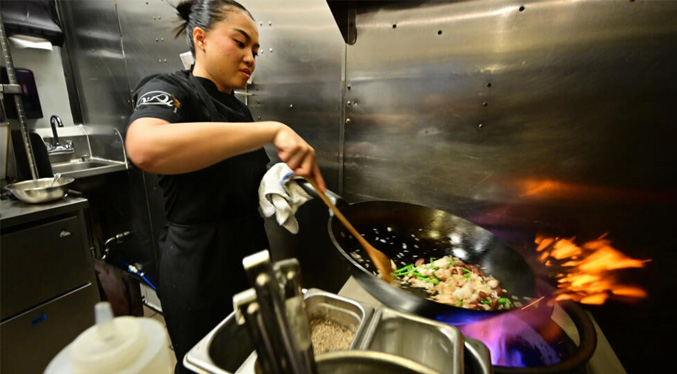 Chef estrella de TikTok abre su primer restaurante en Los Ángeles