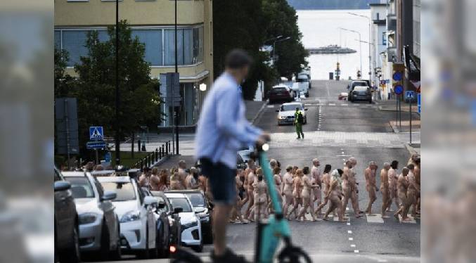 Spencer Tunik reúne a más de mil personas para sesión fotográfica nudista Finlandia (Fotos)