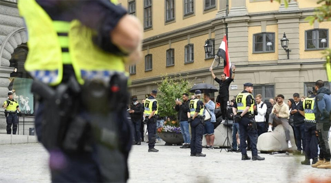 Queman un Corán en protesta autorizada frente al Parlamento en Suecia
