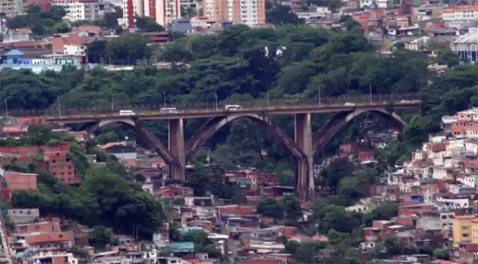 Prohiben al transporte de carga pesada pasar por el viaducto viejo en San Cristóbal