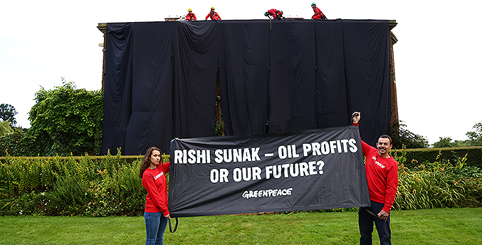 Cuatro ecologistas de Greenpeace detenidos tras protestar en el tejado de la casa de Sunak