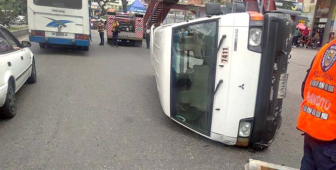 Hueco causa vuelco de una camioneta en Caracas (+Video)