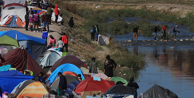 Migrantes se niegan a abandonar un campamento en el río Bravo