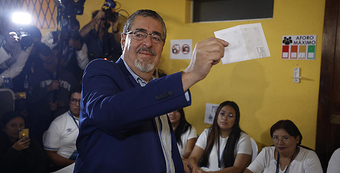 Candidato presidencial Arévalo sufraga en Guatemala: “Vamos a votar con alegría”
