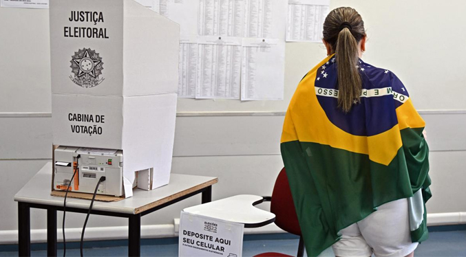 Hacker asegura que Bolsonaro le propuso manipular las urnas de votación en Brasil