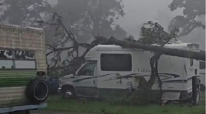 Más de 140 mil hogares sin electricidad en Florida debido al huracán Idalia (Video)