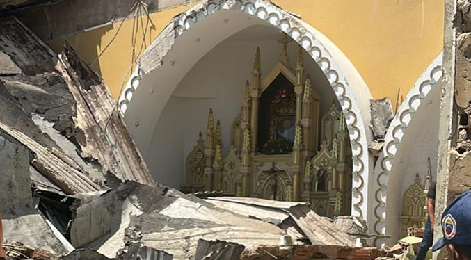 Colapsa techo de la Iglesia de la Virgen del Rosario de Aranzazú en Santa Rita (Videos + fotos)