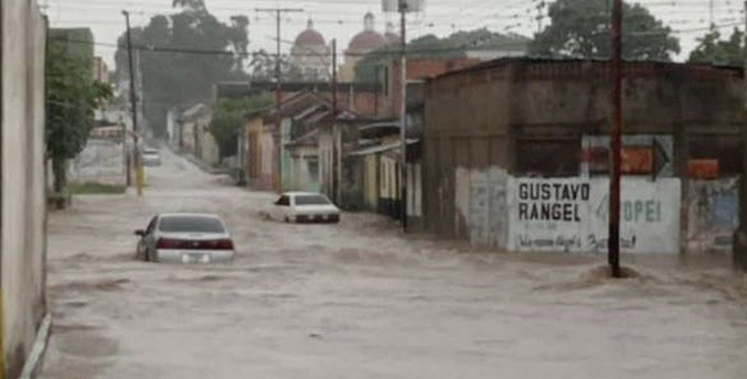 Río Curita inundó las calles de Villa de Cura