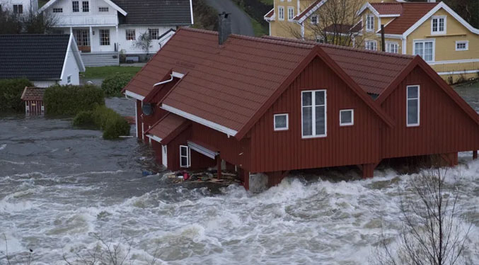 Evacuan miles de personas por inundaciones en Noruega