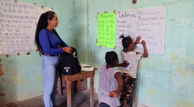 Maestra migrante abre escuela para hijos de solicitantes de asilo en México