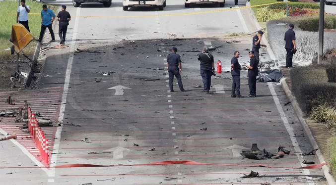 Diez personas mueren al estrellarse una avioneta en una calle en Malasia (Video)