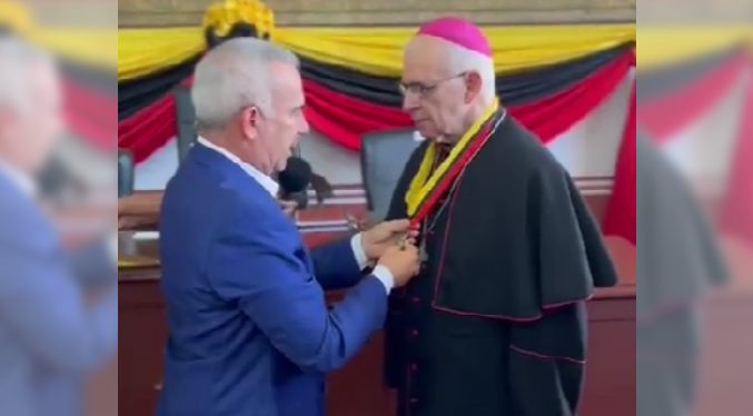 Monseñor Mario Moronta es condecorado con la Gran Cruz del Táchira