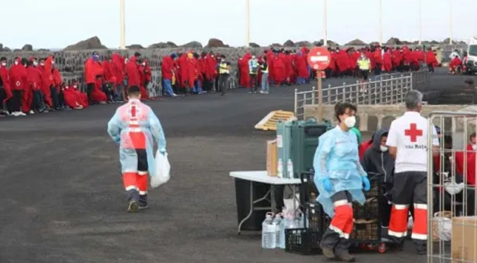 Rescatan 442 migrantes en aguas cercanas a la isla española de Lanzarote