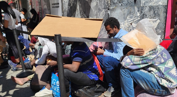 Venezolanos hacen largas colas en busca de albergue y trabajo en Nueva York