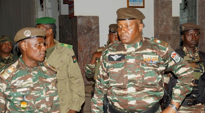 Militares que tomaron poder en Níger anuncian cierre del espacio aéreo ante amenaza de intervención