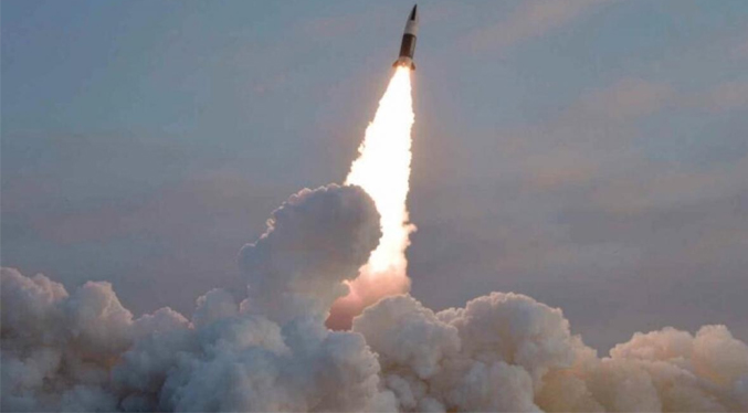 Corea del Norte dispara un misil balístico que activa alerta antimisiles en Japón