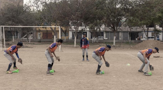 El béisbol, un segundo hogar para los niños venezolanos en Perú