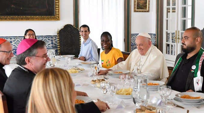 El Papa almuerza con diez jóvenes en Lisboa