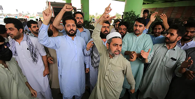 Partidarios de Imran Khan responden con protestas pacíficas a su arresto en Pakistán