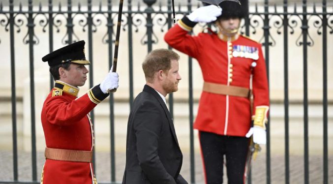 El príncipe Harry regresa al Reino Unido