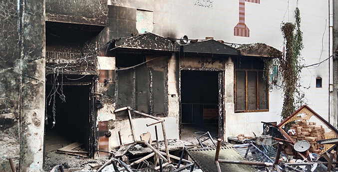 Una muchedumbre indignada por un caso de blasfemia quema iglesias en Pakistán