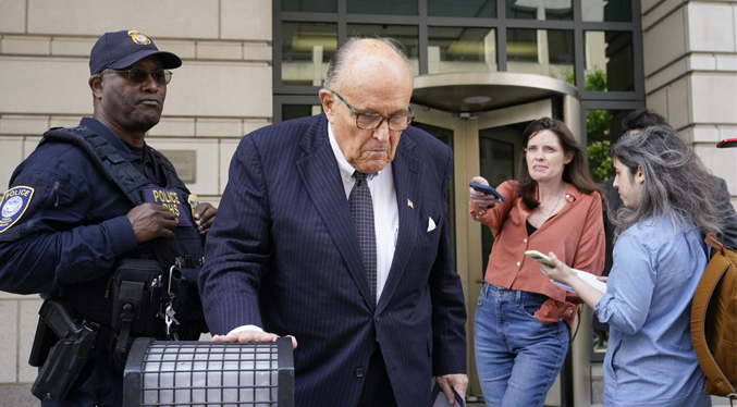 Exalcalde de Nueva York Rudy Giuliani, se entrega a las autoridades de Georgia