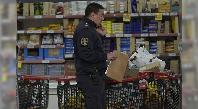 Saqueos a supermercados y comercios de Buenos Aires dejan al menos 56 detenidos