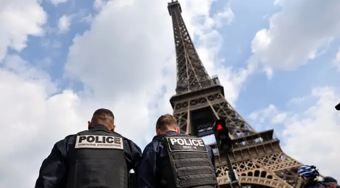 La policía evacúa la Torre Eiffel tras aviso de bomba