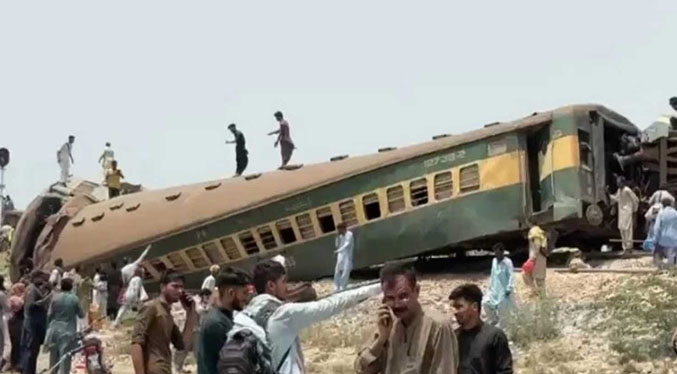 Al menos 15 pasajeros fallecidos tras descarrilar un tren en Pakistán