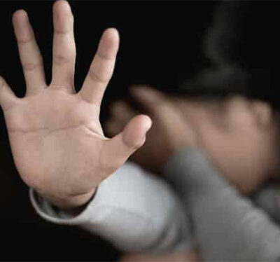 Lo condenan a más de 22 años por violencia sexual contra su hijastra